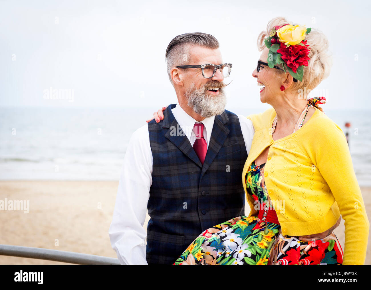 Années 50 vintage style couple laughing at beach Banque D'Images