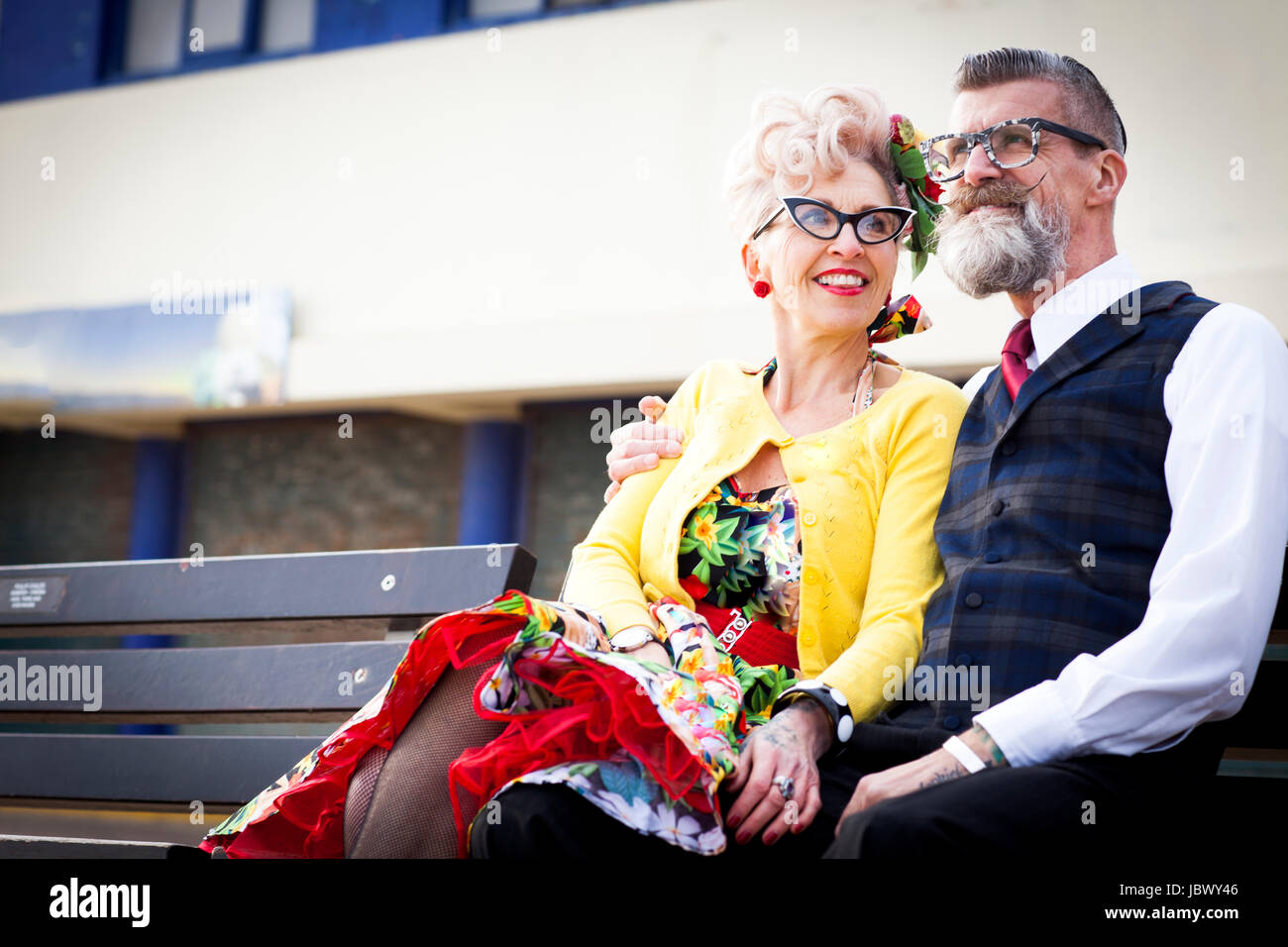 Style années 50 vintage couple sur un banc à l'autre Banque D'Images