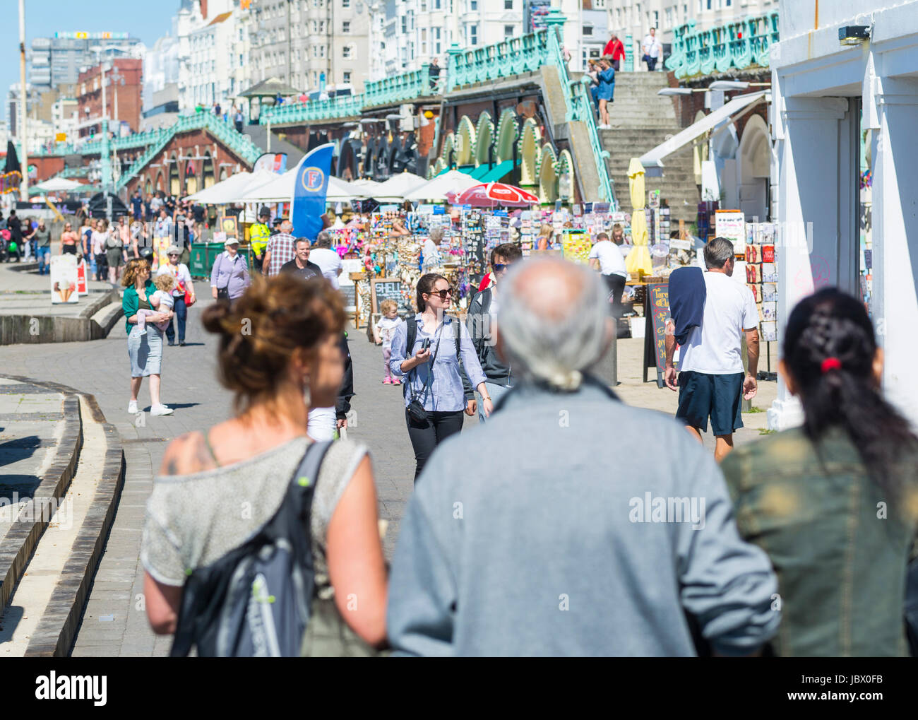 Les touristes dans la station balnéaire de la côte sud de la France ville de Brighton, East Sussex, Angleterre, Royaume-Uni. Banque D'Images