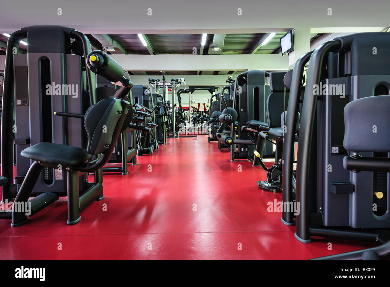 Une salle de sport moderne avec des équipements de l'intérieur Banque D'Images