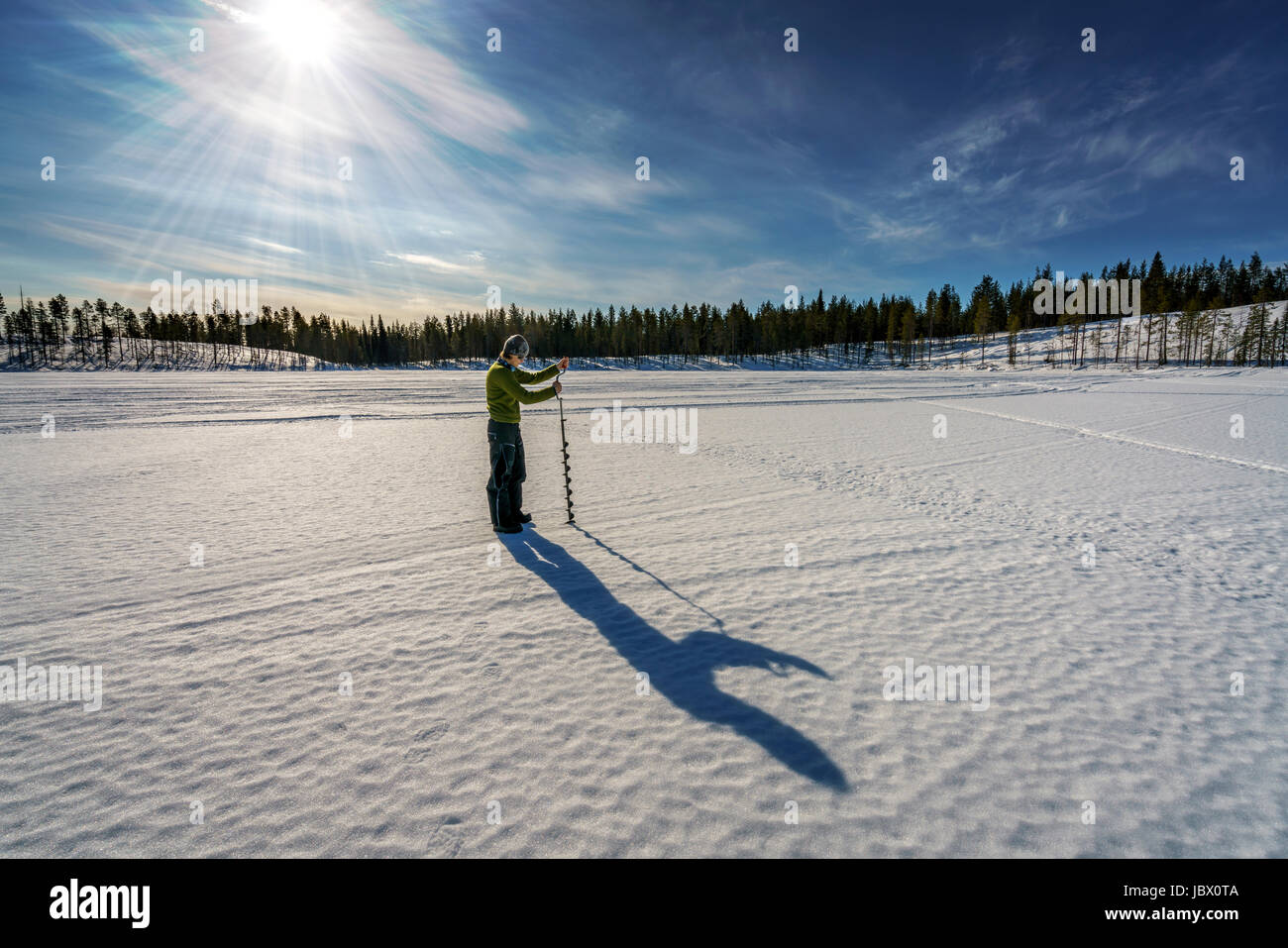 La pêche sur glace, for Kangos, Laponie, Suède Banque D'Images