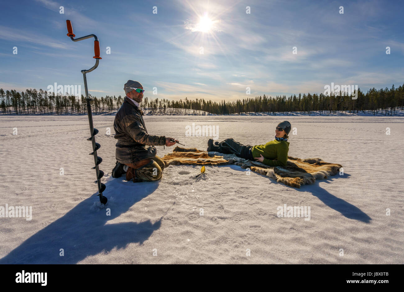 La pêche sur glace, for Kangos, Laponie, Suède Banque D'Images