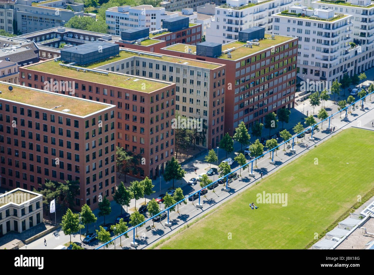 Parc public avec des personnes et des bâtiments de la ville - au-dessus de l'antenne de Berlin Banque D'Images
