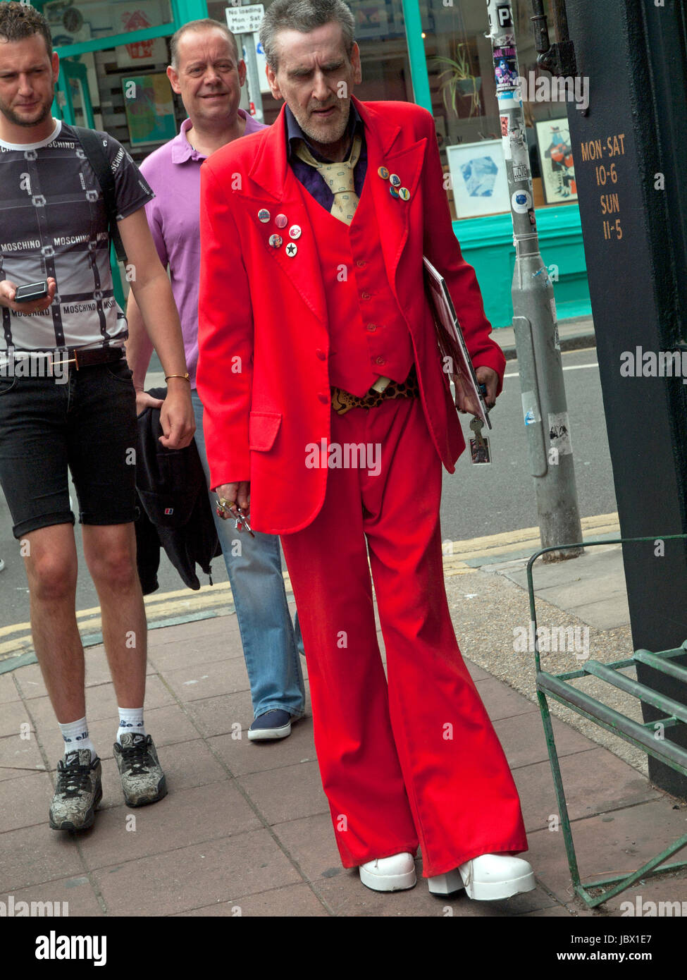 Un sport excentrique Brighton un costume rouge vif dans le Nord Laine Photo  Stock - Alamy