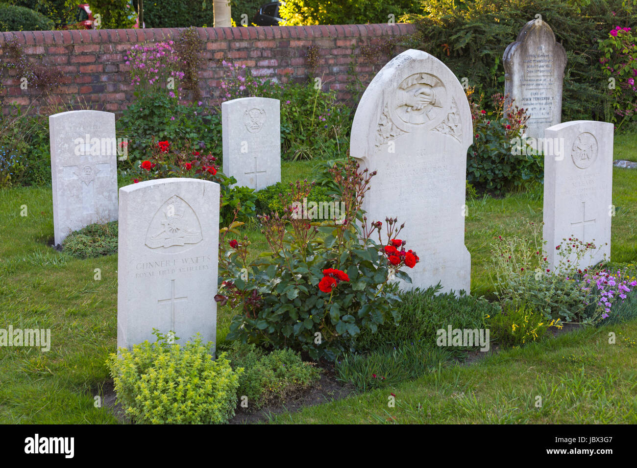 Cimetière militaire de tombes dans l'église St Mary à Lady Wareham, Dorset en Juin Banque D'Images
