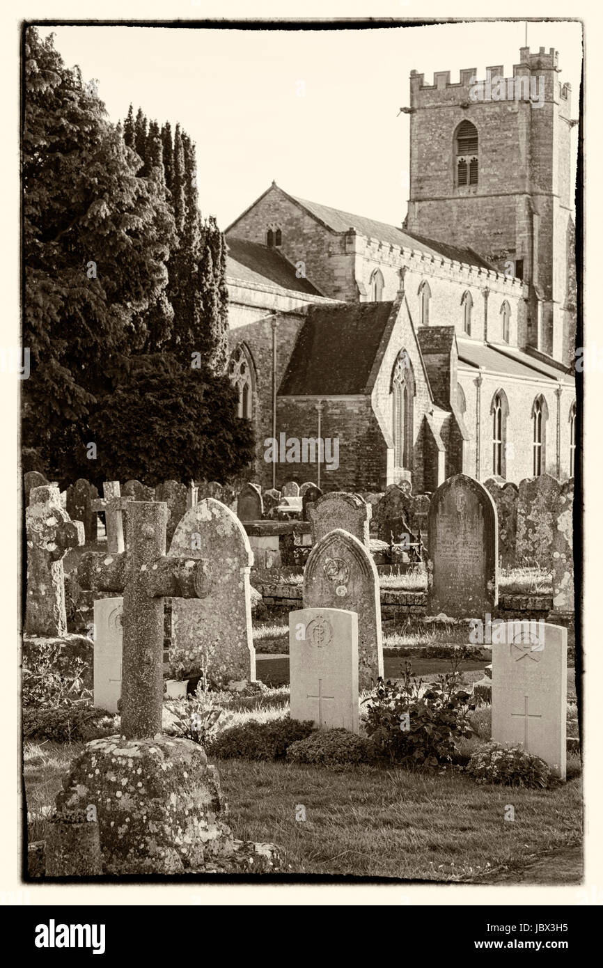 Cimetière militaire de tombes dans l'église St Mary à Lady Wareham, Dorset en Juin Banque D'Images