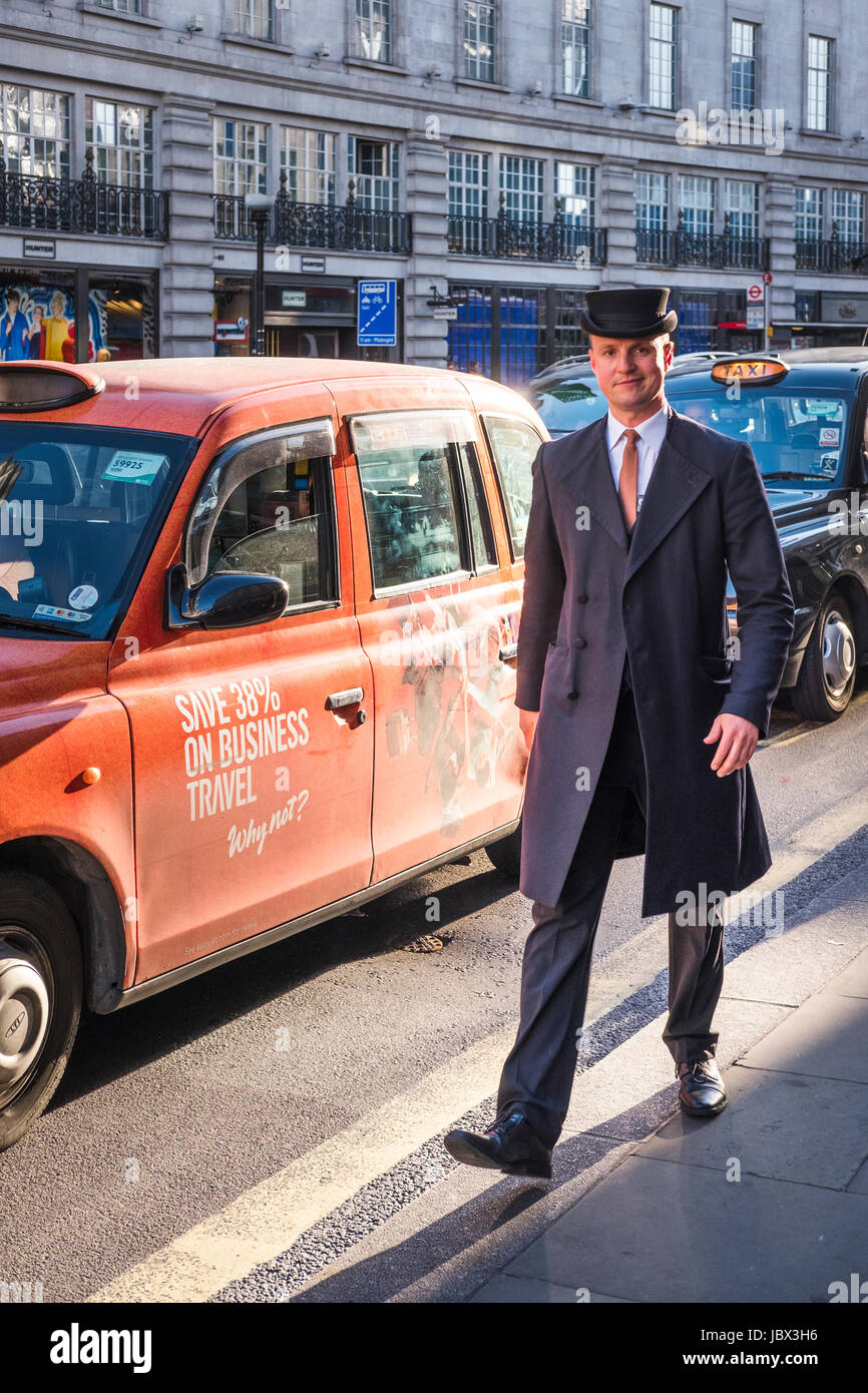 Un concierge et un London Cab,Regents Street,London,UK Banque D'Images