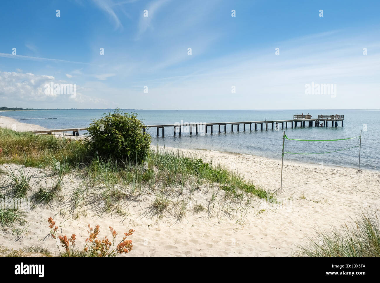 Plage idyllique avec longue jetée à Bright et chaude journée d'été dans le sud de la Suède. Banque D'Images Plage idyllique avec longue jetée à Bright et chaude journée d'été dans le sud de la Suède. Banque D'Images