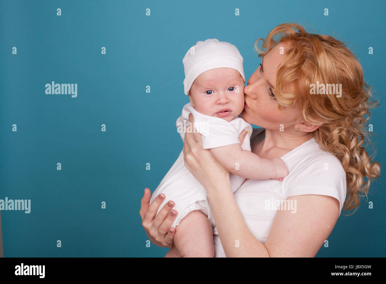 Maman En Blanc Avec Son Fils Dans L Amour De Bebe Bonheur Photo Stock Alamy