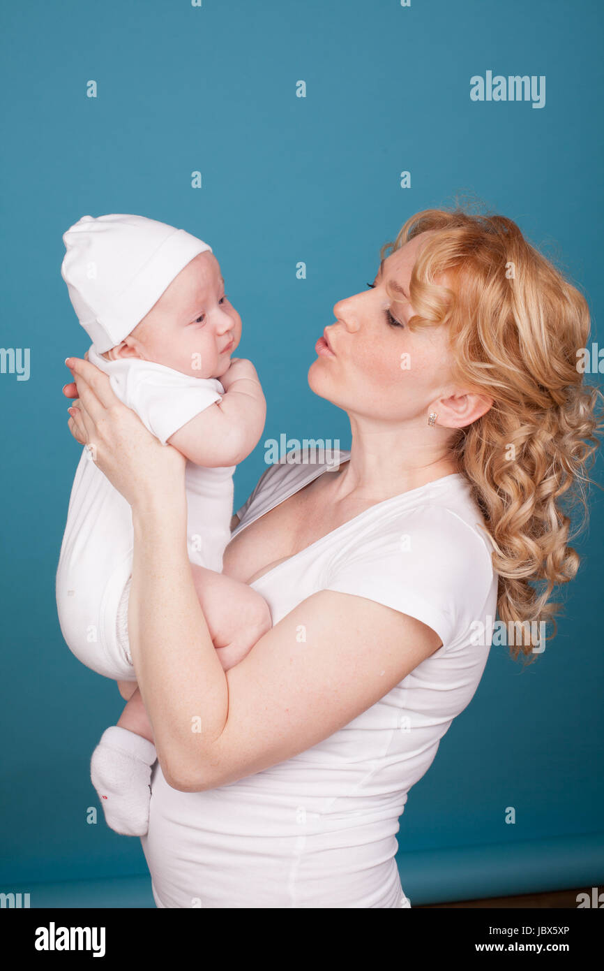 Maman En Blanc Avec Son Fils Dans L Amour De Bebe Bonheur Photo Stock Alamy