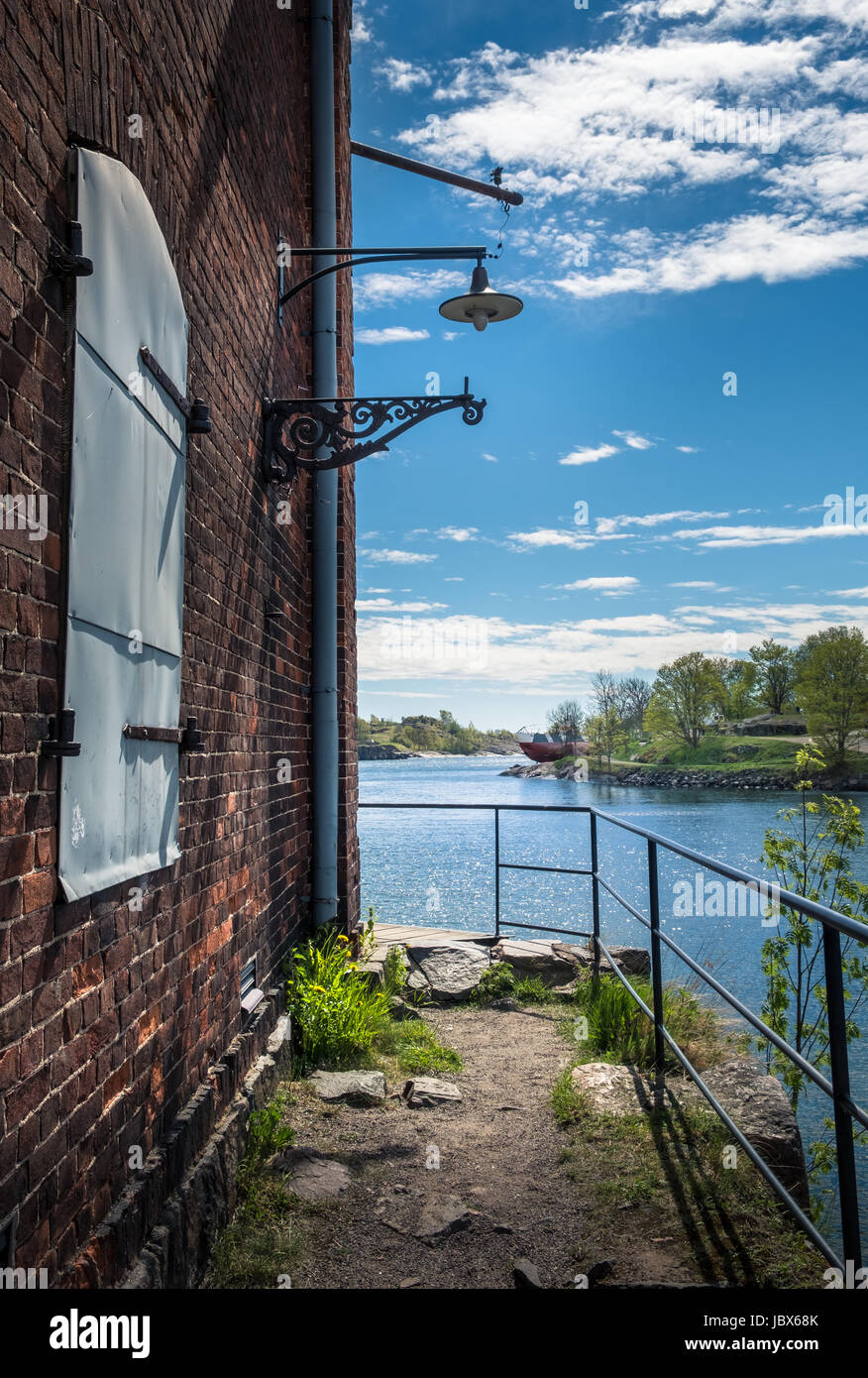 SUOMENLINNA, HELSINKI, FINLANDE - le 26 mai 2017 : La vue d'été de Suomenlinna, la Finlande avec vue sur la mer et les bâtiments à bright day idyllique Banque D'Images SUOMENLINNA, HELSINKI, FINLANDE - le 26 mai 2017 : La vue d'été de Suomenlinna, la Finlande avec vue sur la mer et les bâtiments à bright day idyllique Banque D'Images