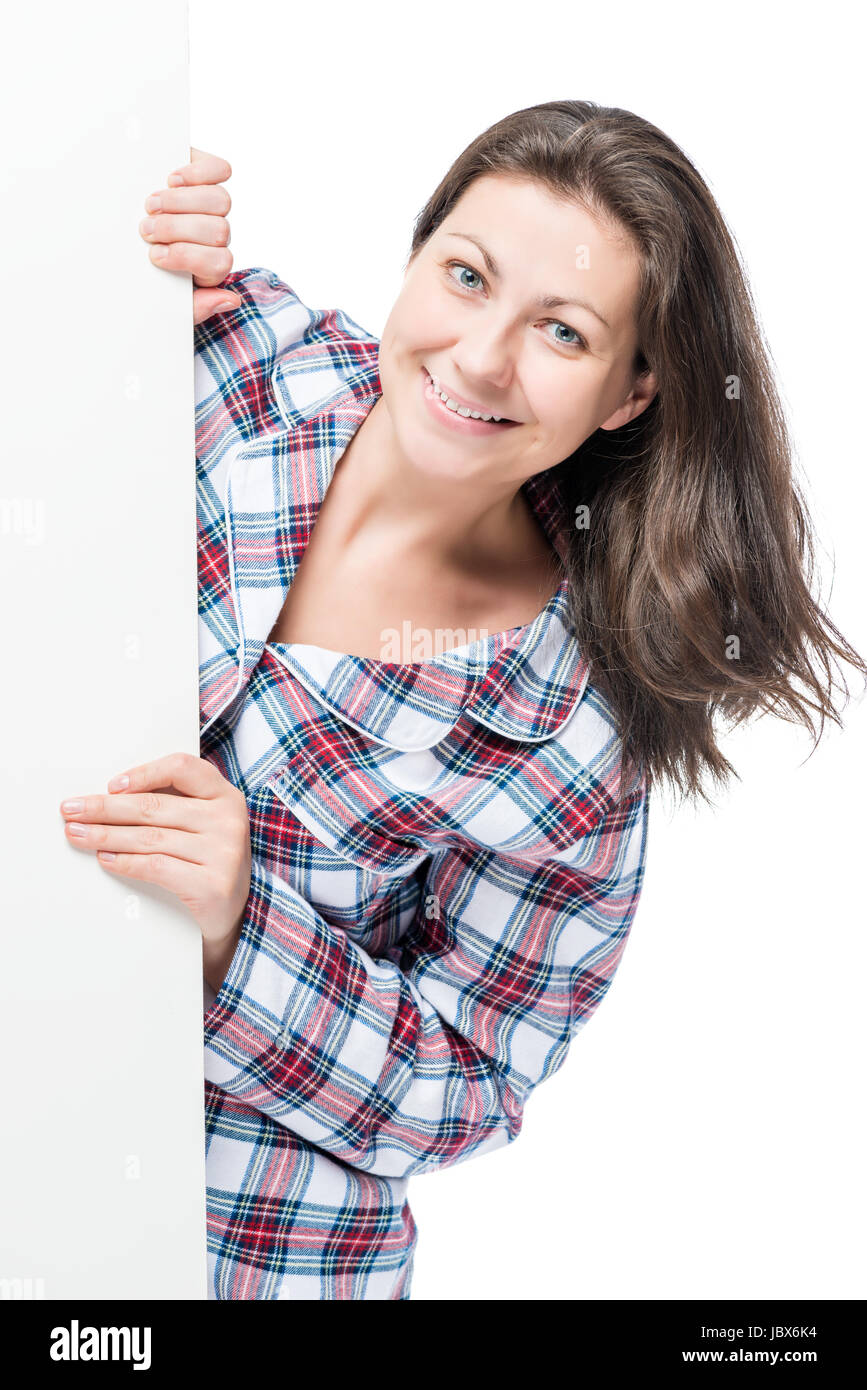 Portrait of happy brunette girl en pyjama avec poster Banque D'Images