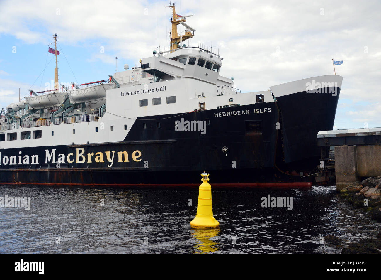 A Broken Bow le Caledonian MacBrayne porte sur les îles Hébrides Ferry Islay à Kennacraig, 02/06/17, les Highlands écossais, Ecosse, Royaume-Uni. Banque D'Images