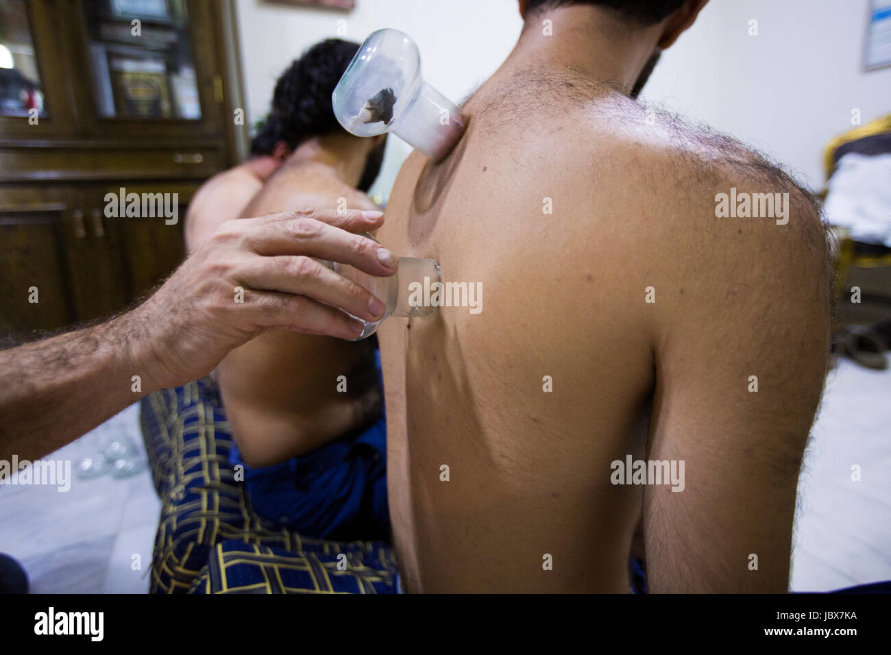 Détails d'un homme se fait saigner avec un thérapeute Banque D'Images