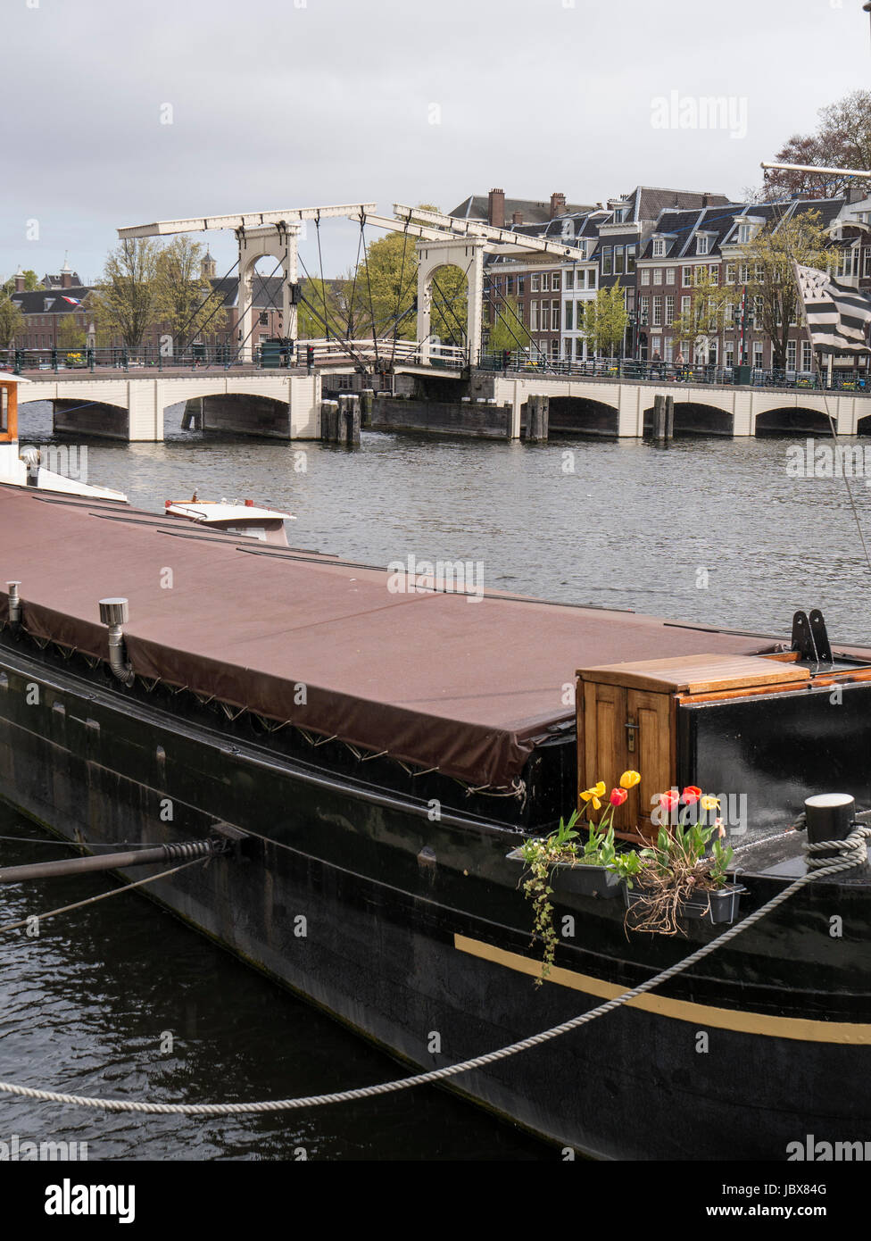 Navire sur l'Amstel près de Magere Brug, Amsterdam, Hollande du Nord, Pays-Bas Banque D'Images