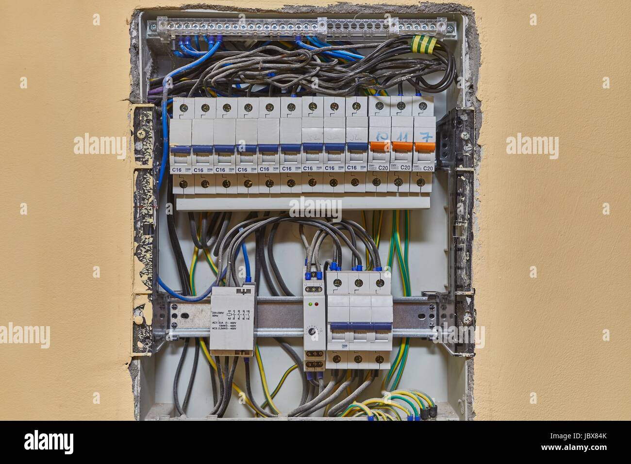 Câblage électrique et la boîte à fusibles dans une maison Photo Stock — free download