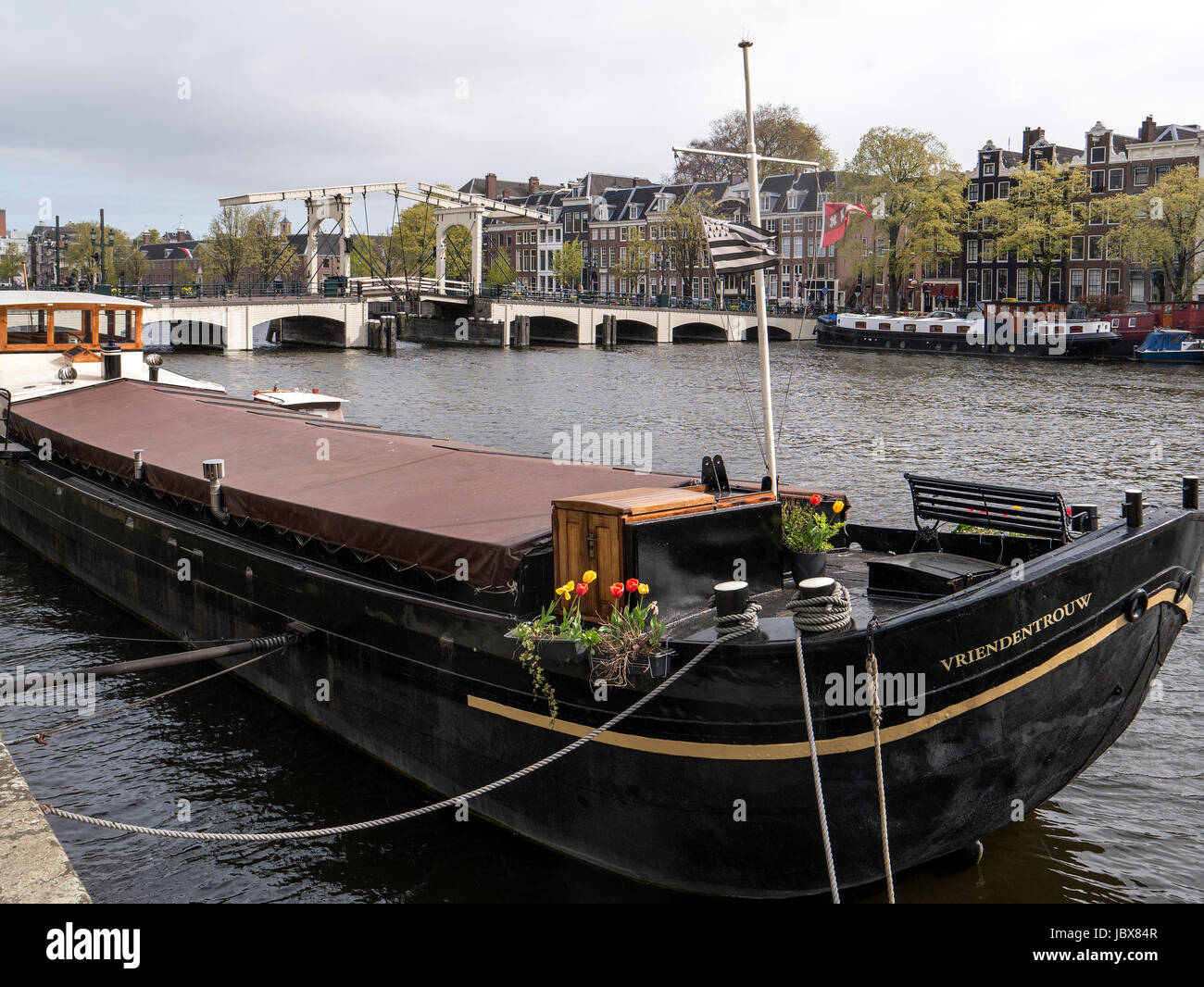 Navire sur l'Amstel près de Magere Brug, Amsterdam, Hollande du Nord, Pays-Bas Banque D'Images