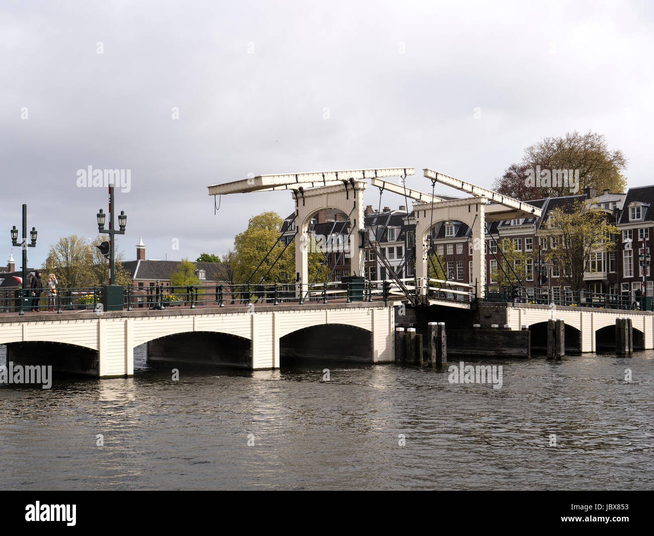 Magere Brug traversant l'Amstel, Amsterdam, Hollande du Nord, Pays-Bas Banque D'Images