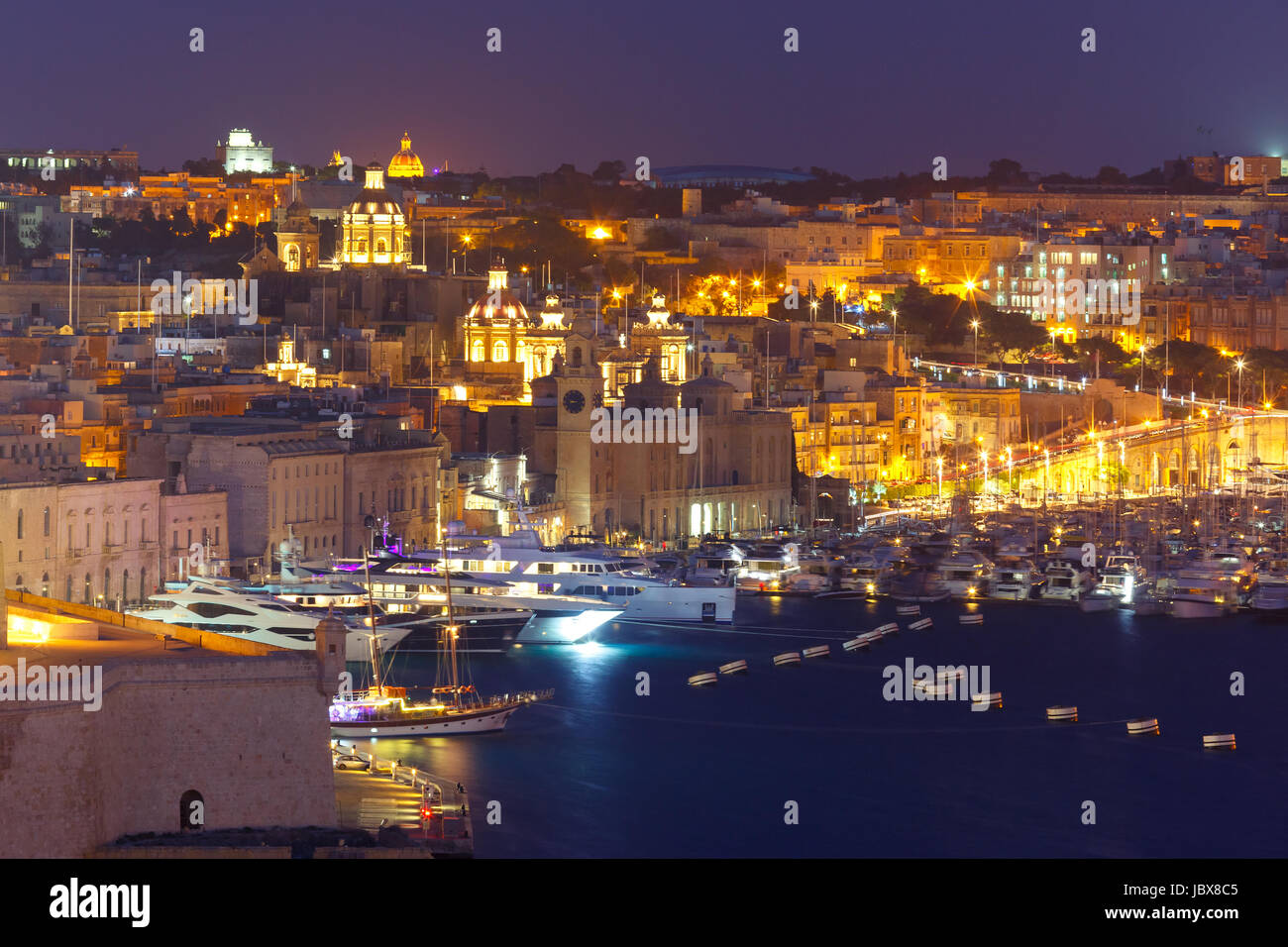 Vue aérienne de Birgu de La Valette, Malte la nuit Banque D'Images