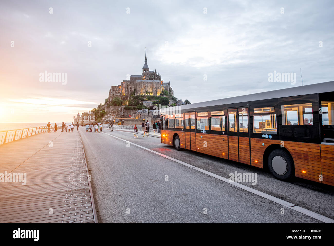Mont-Saint-Michel avec le bus navette Photo Stock - Alamy