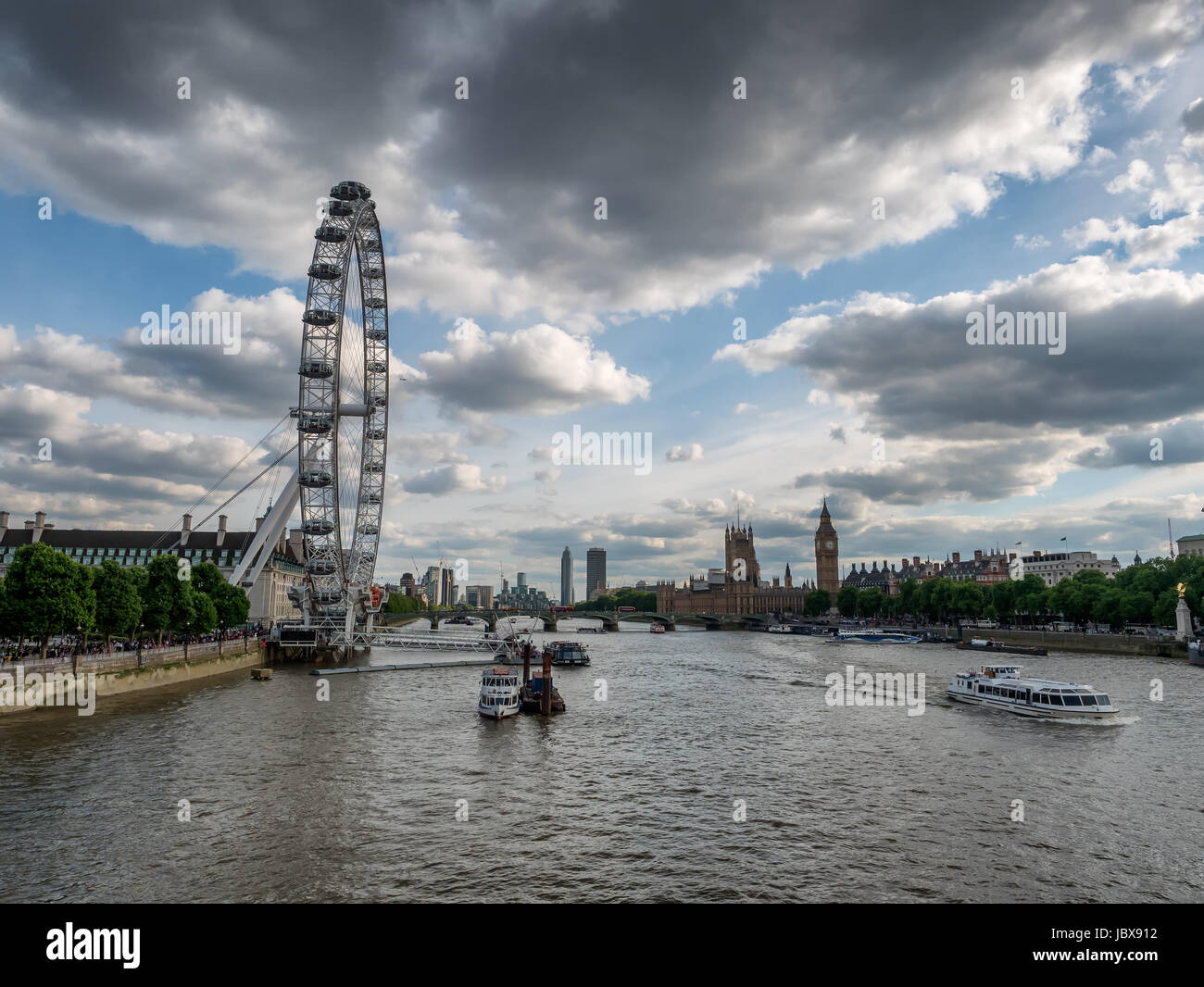 Tamise avec le London Eye et le Parlement, UK Banque D'Images