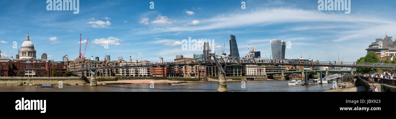 London Skyline panorama avec Millenium bridge vu de Thames, Royaume-Uni Banque D'Images