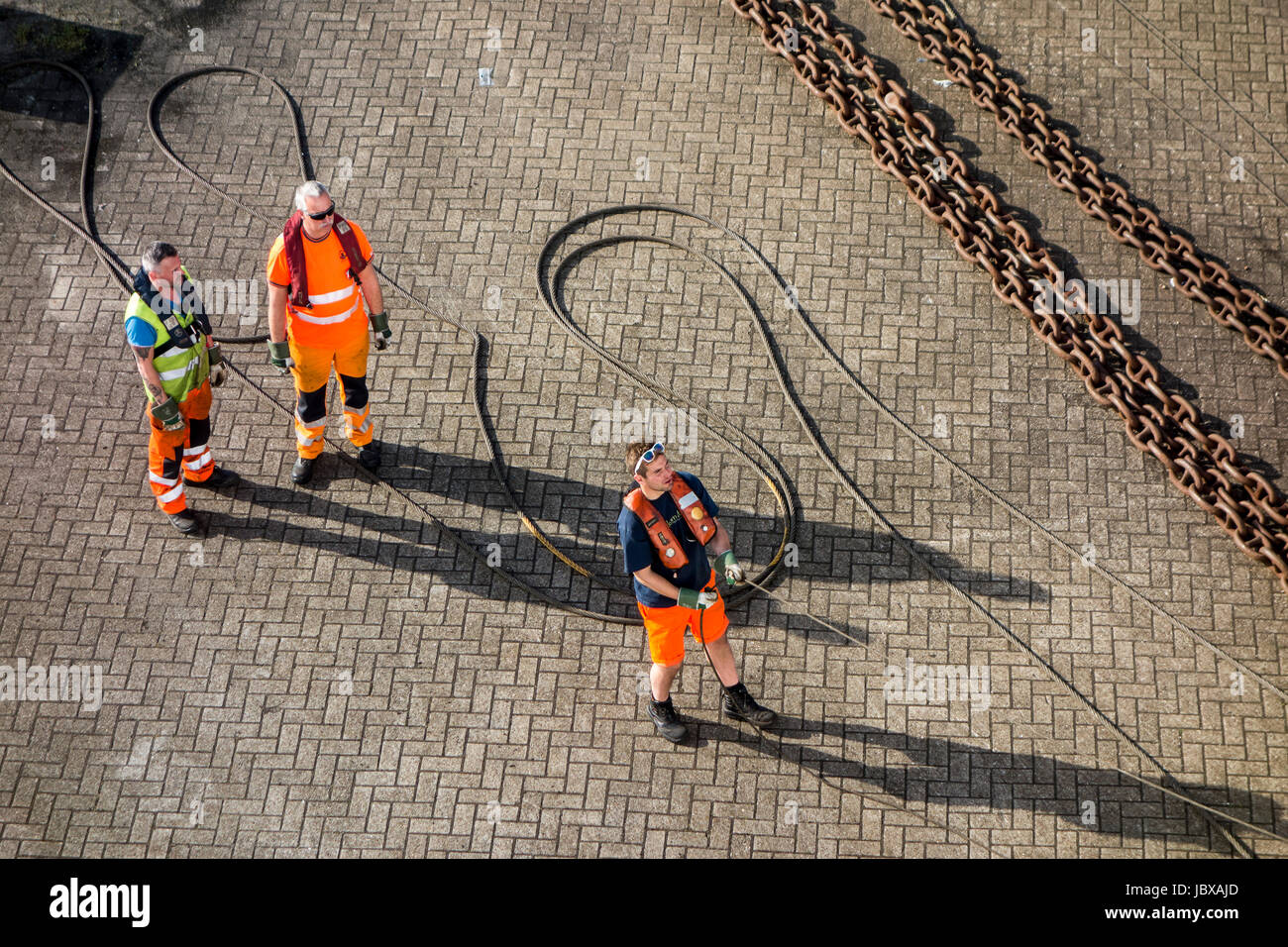 Les dockers du navire amarré hawser à shoreside bitt à quai du port Banque D'Images