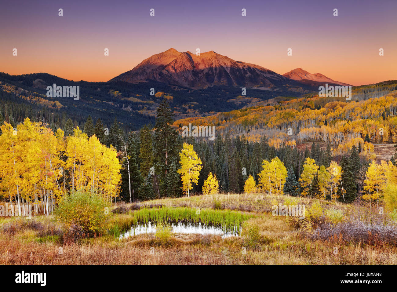 À l'est la montagne au lever du soleil près de Beckwith Kebler Pass in West Elk Mountains, Colorado, USA Banque D'Images