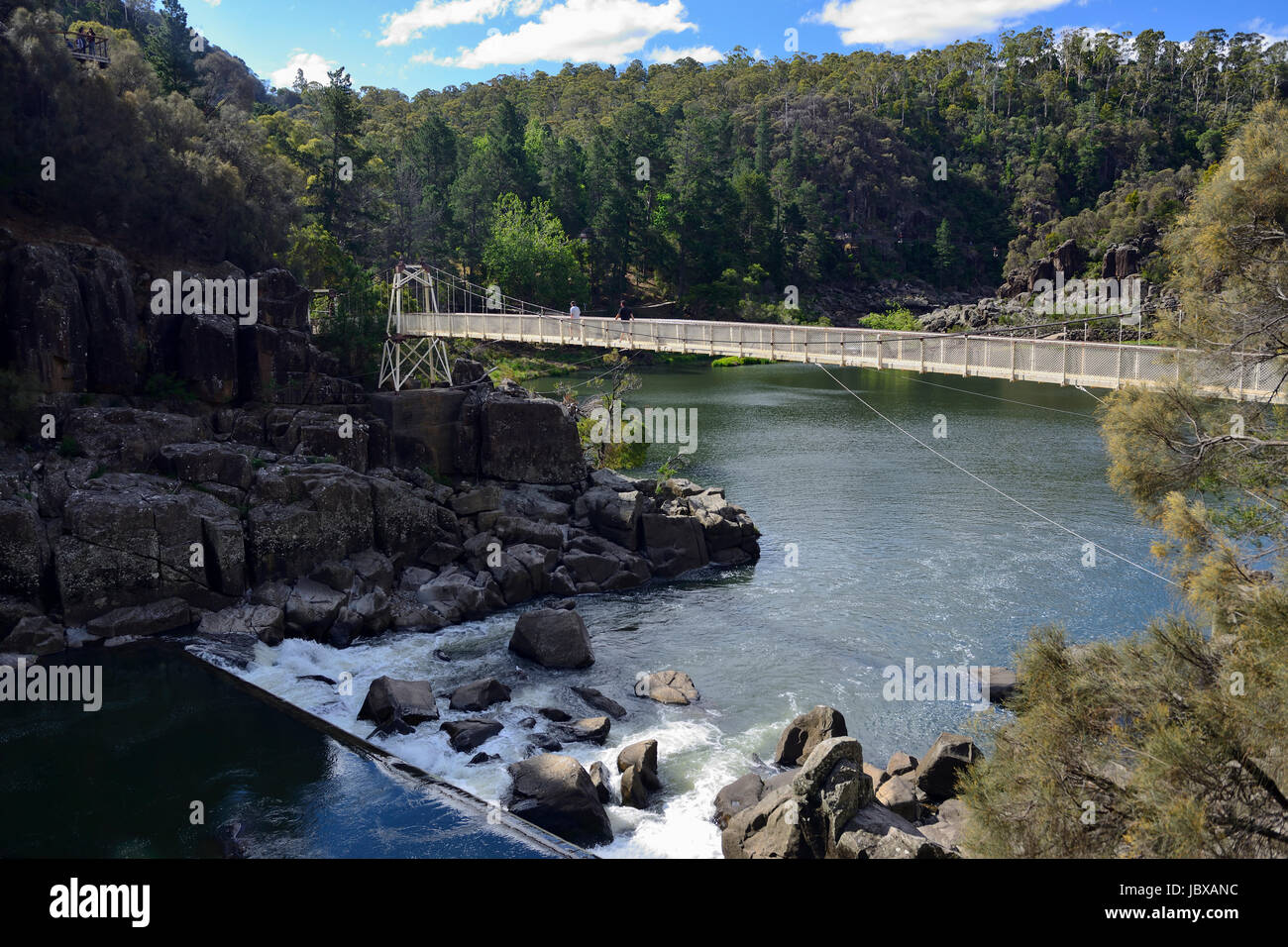 Le pont suspendu Alexandra (construit 1904) au-dessus du premier bassin sur la South Esk River dans le Gorge Cataract à Launceston, Tasmanie, Australie Banque D'Images