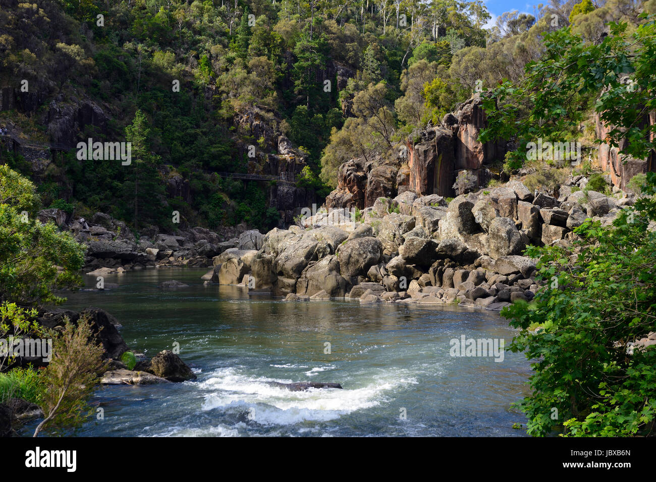 South Esk River qu'il quitte le premier bassin au sein de la gorge Cataract à Launceston, Tasmanie, Australie Banque D'Images
