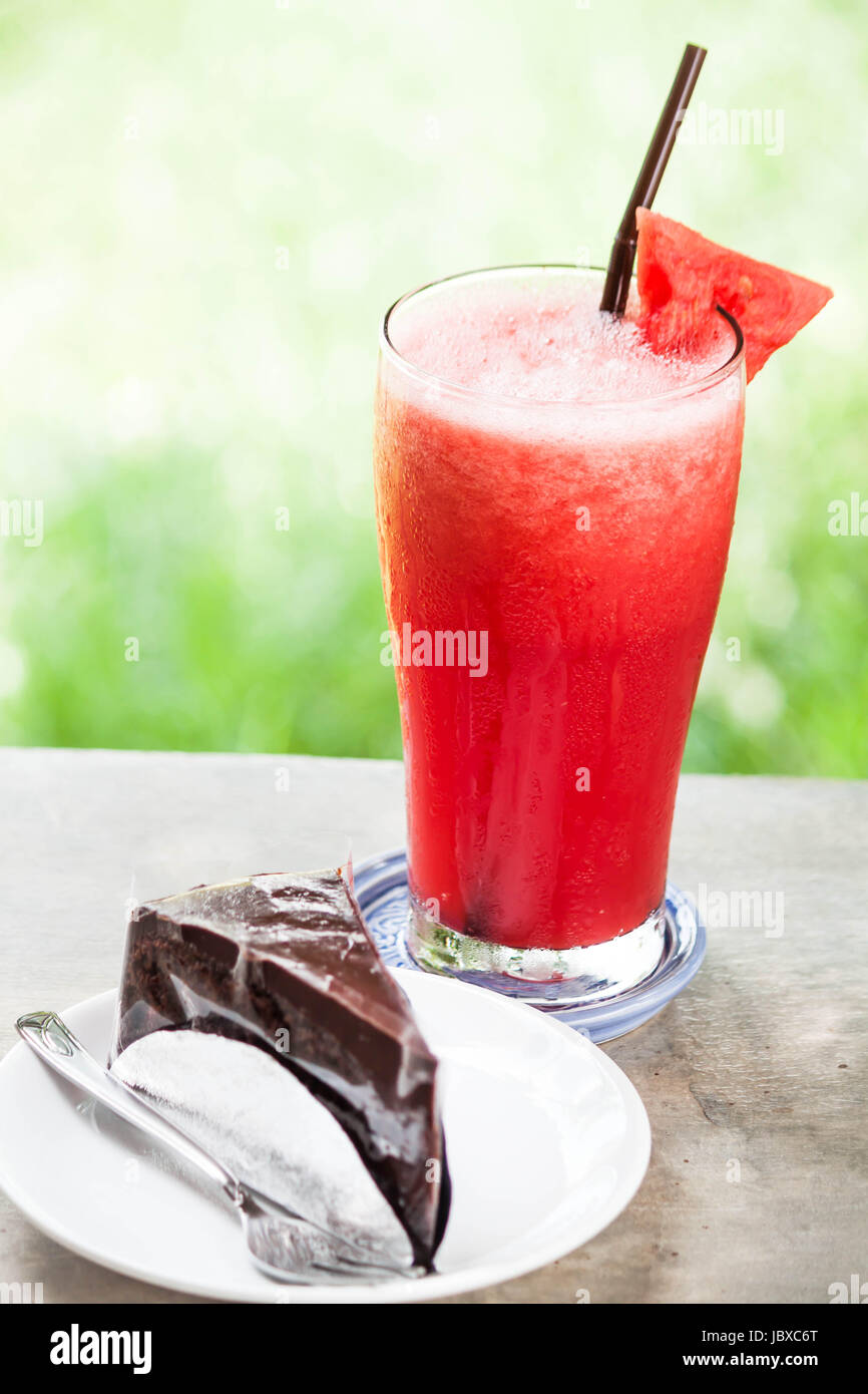 Pause Avec De L Eau Et Jus De Fruits Melon Gateau Au Chocolat Photo Stock Alamy