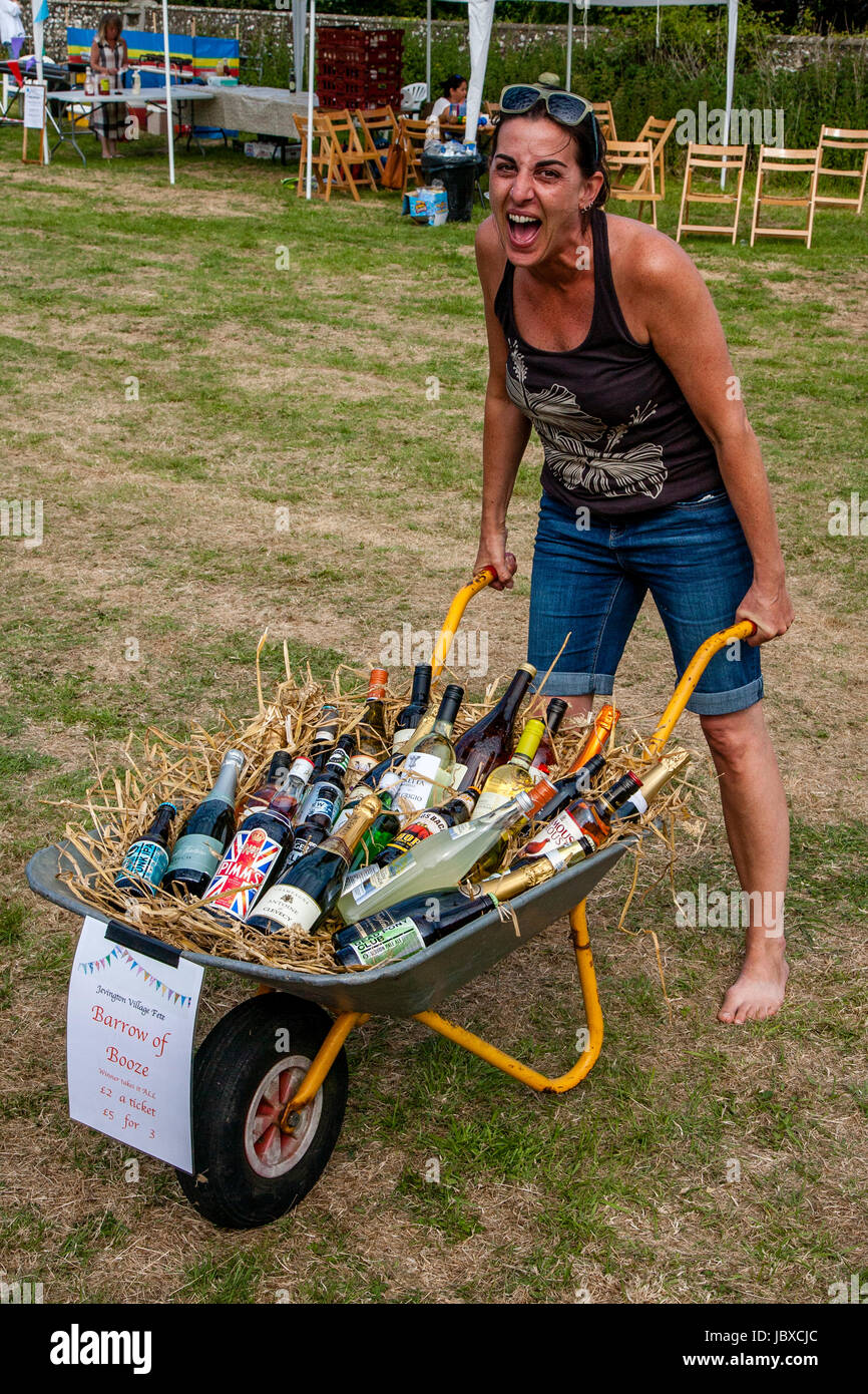 Une femme gagne le 'Barrow de Booze' à la fête non revetu, Eastbourne, Sussex, UK Banque D'Images