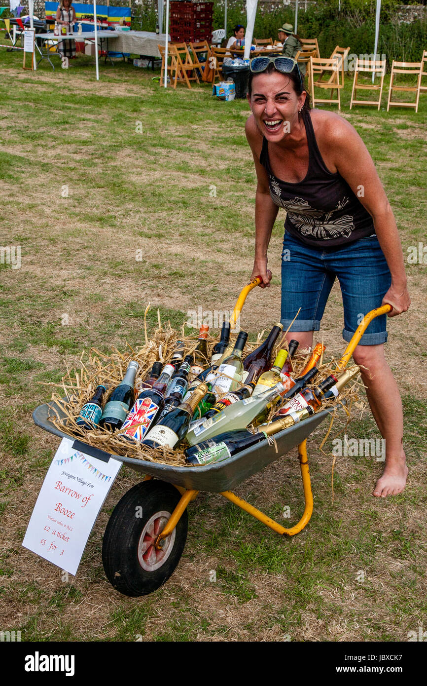 Une femme gagne le 'Barrow de Booze' à la fête non revetu, Eastbourne, Sussex, UK Banque D'Images