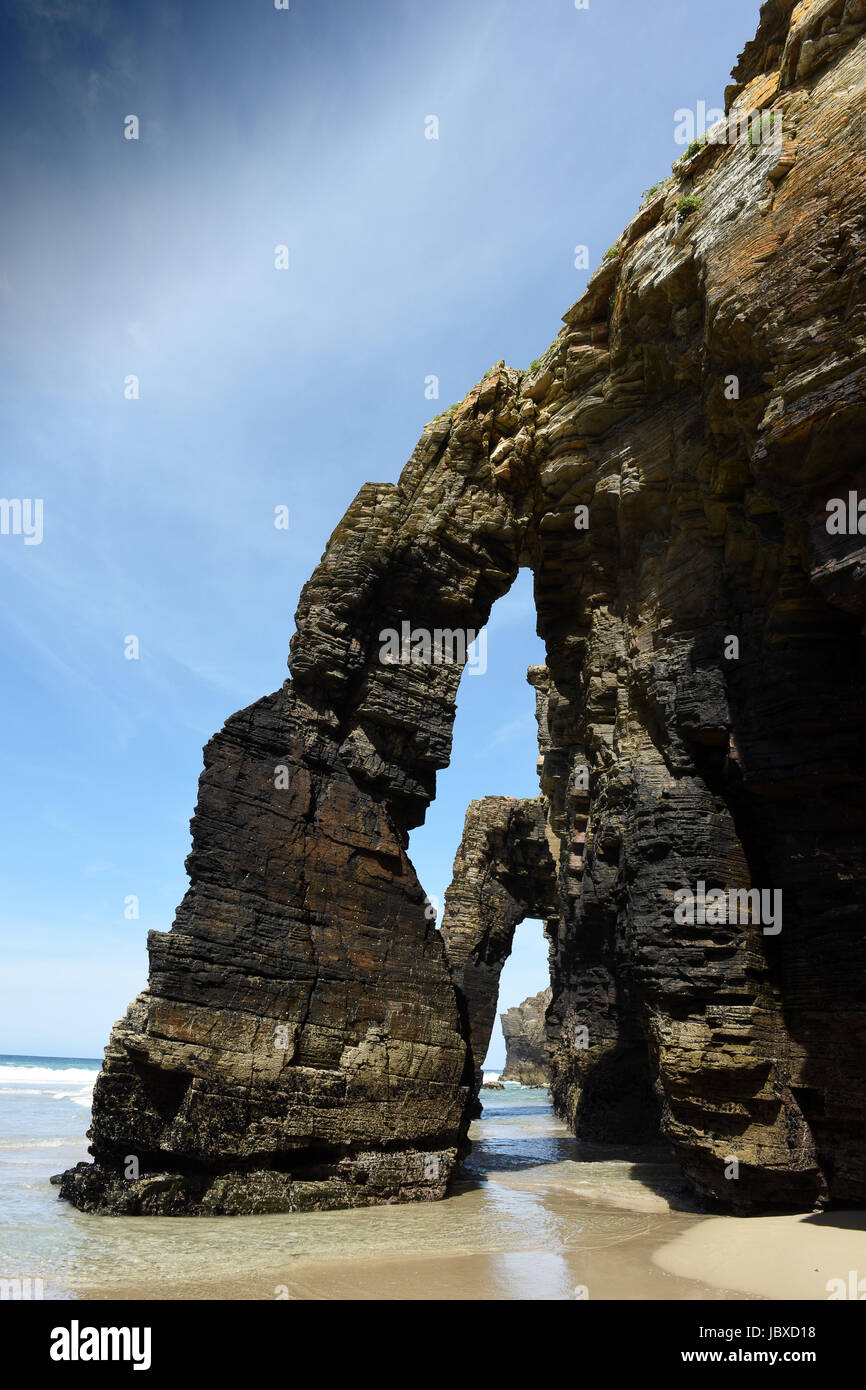 Arches de roche naturelle, sur la plage des Cathédrales en Galice, dans le Nord de l'Espagne. La côte cantabrique, de la Galice, Espagne. Banque D'Images