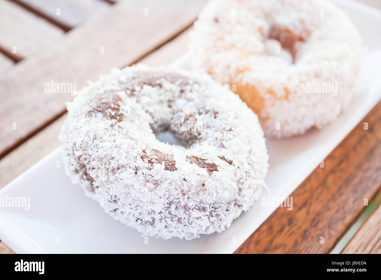 Noix de coco chocolat et vanille donuts sur table en bois, stock photo Banque D'Images