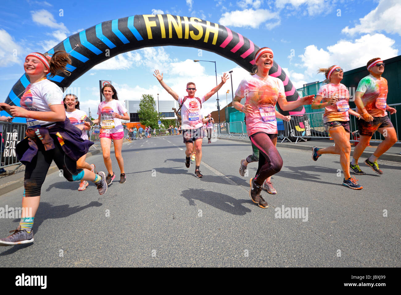 Color Run London, à Wembley Park. Arcade de finition. Coureurs Banque D'Images