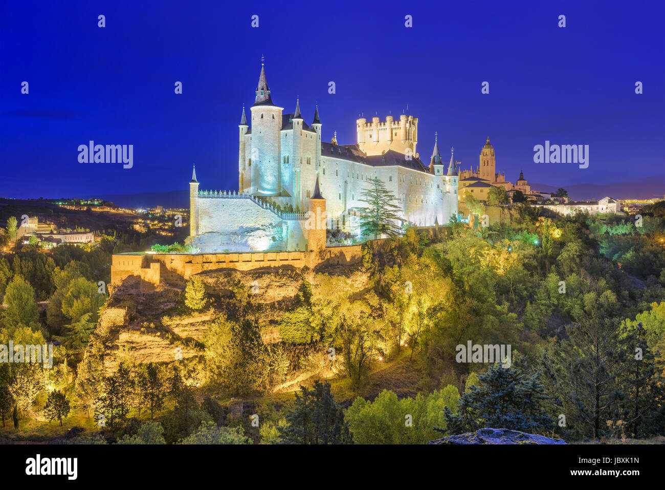 Segovia, Espagne ville skyline avec l'Alcazar de nuit. Banque D'Images