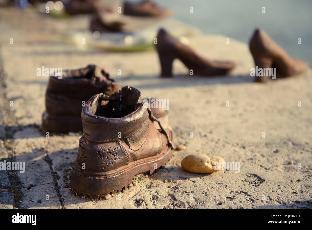 Chaussures sur le remblai du Danube Banque D'Images