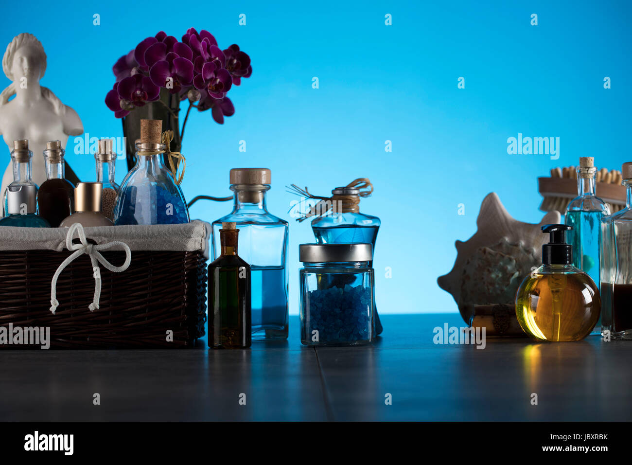 Produits de spa et de bien-être sur le fond bleu. Banque D'Images