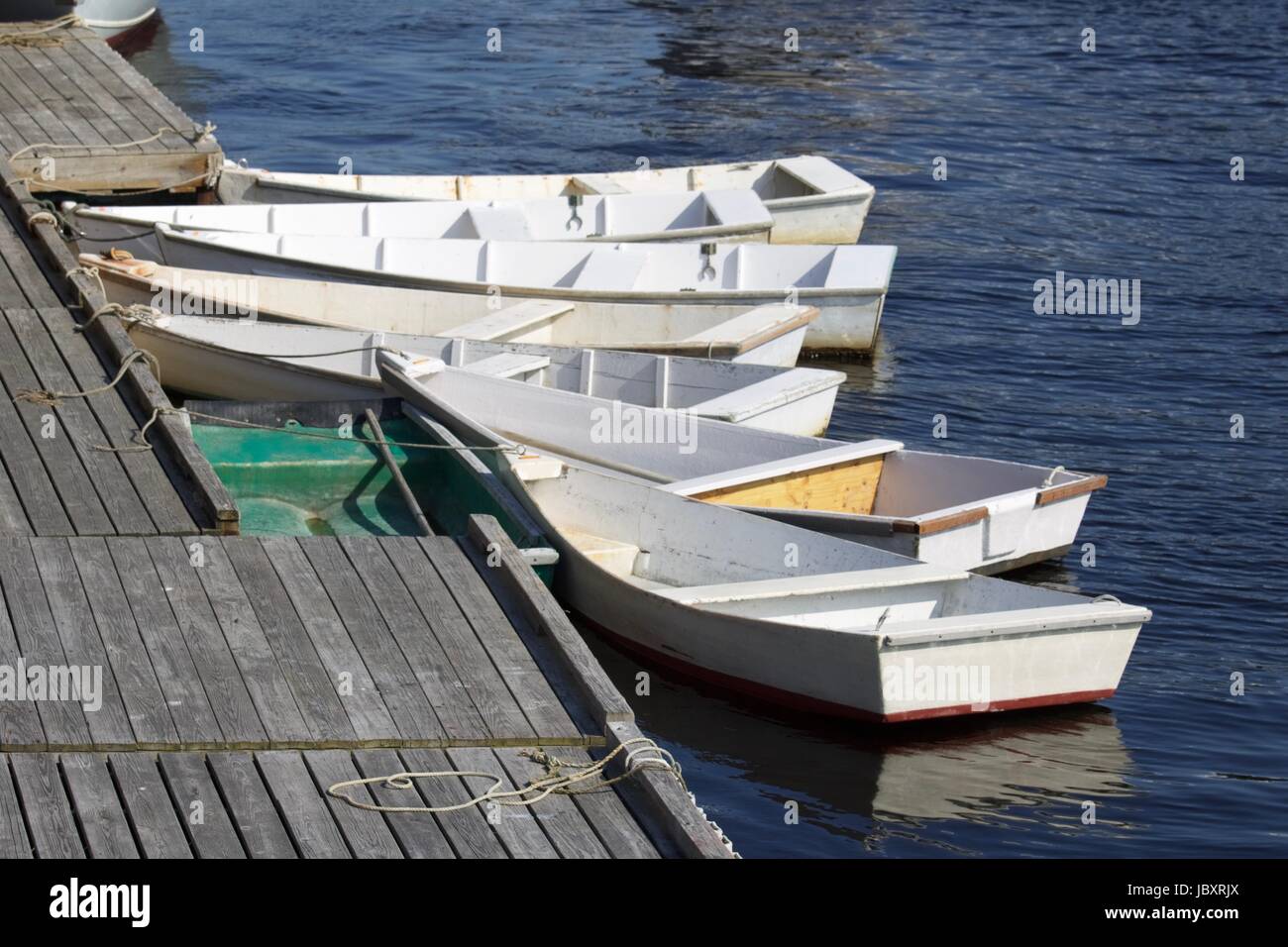 Doris liée à la pêche à la jetée de Perkins Cove, Ogunquit, Maine. Ces petits bateaux sont utilisés par les pêcheurs de homard et de leurs bateaux. Banque D'Images