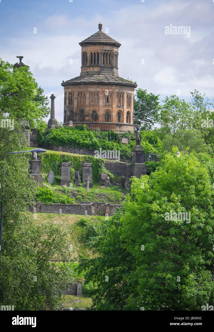 En utilisant le mot grec pour "la cité des morts", ce 37 acre jardin victorien cimetière est géré et maintenu par les amis de glasgow necropolis Banque D'Images