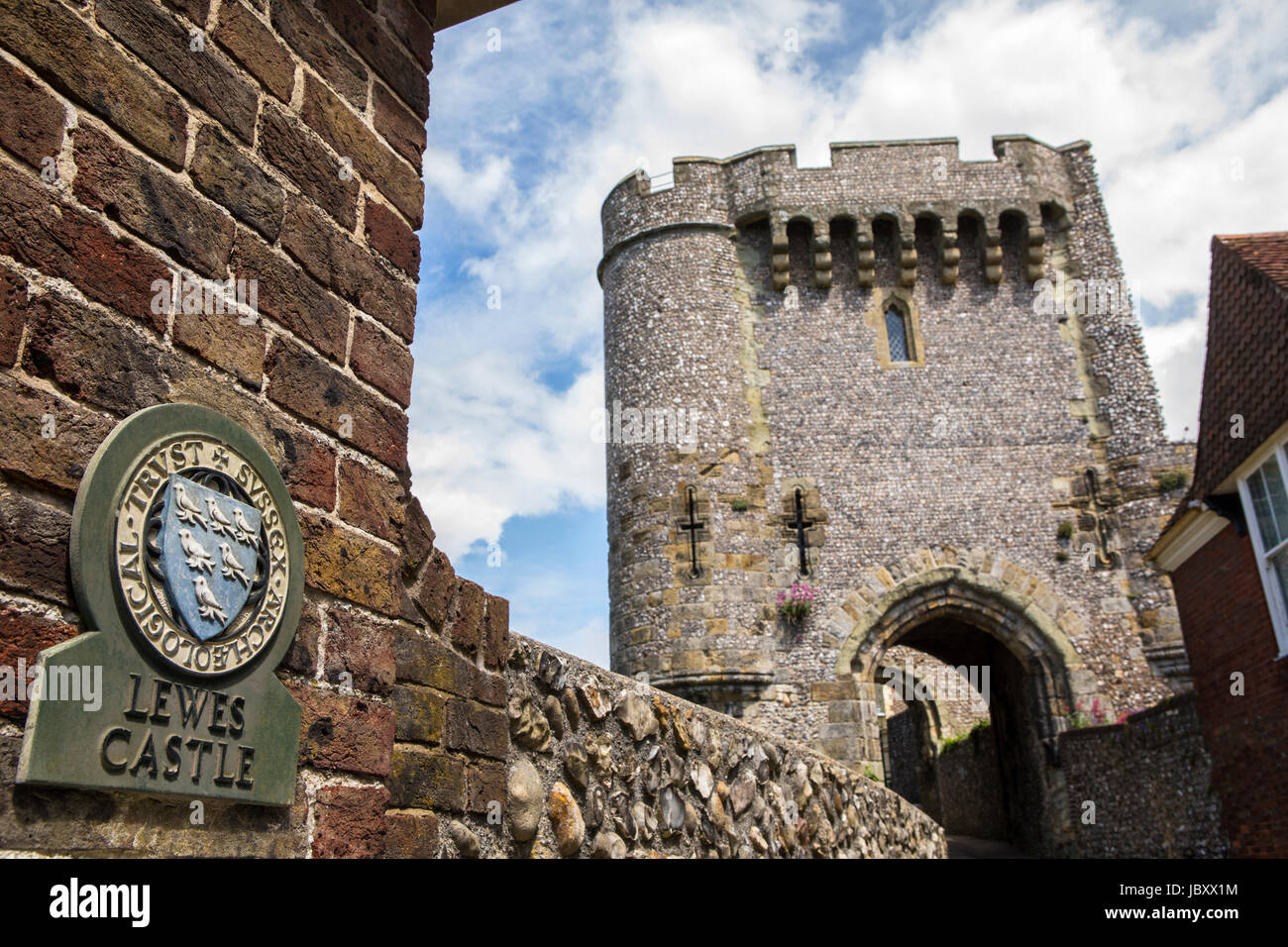 LEWES, UK - 31 MAI 2017 : une vue de Barbican Gate lors de l'historique château de Lewes dans l'East Sussex, Royaume-Uni, le 31 mai 2107. Banque D'Images