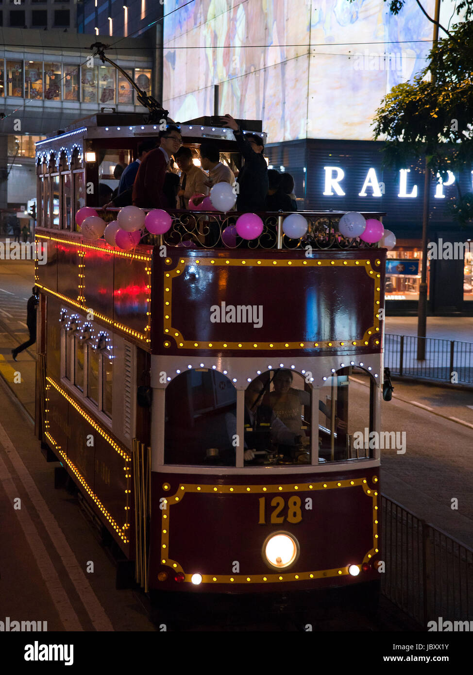 Vue verticale d'un tramway traditionnel vieux de nuit à Hong Kong, Chine. Banque D'Images