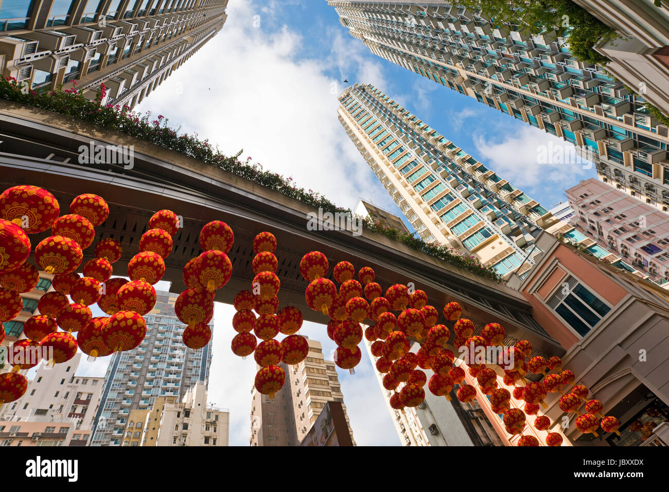 Vue perspective horizontale des décorations du Nouvel An chinois de raccrocher sur Lee Tung Street à Hong Kong, Chine. Banque D'Images