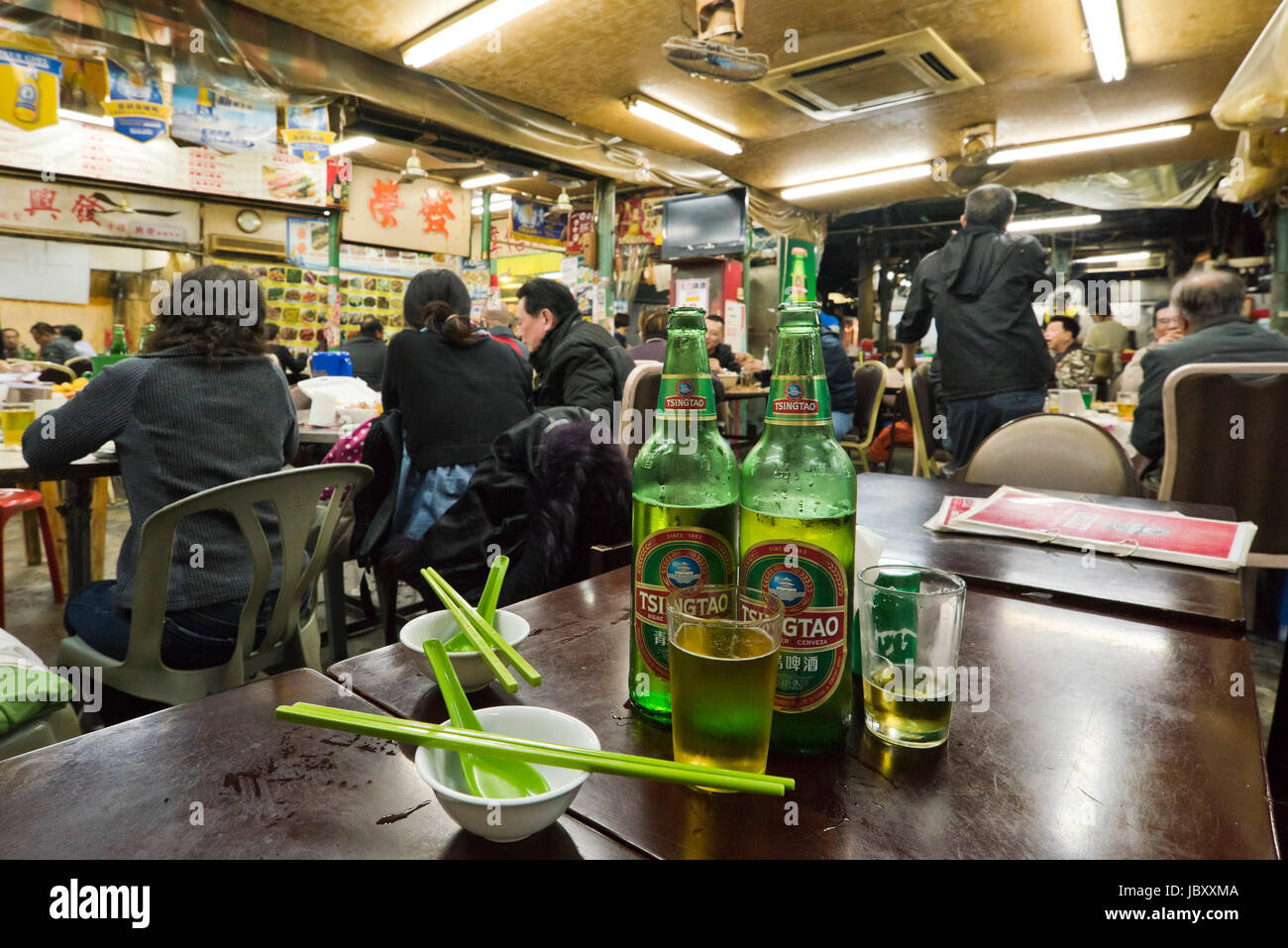 Vue horizontale à l'intérieur d'un restaurant animé de streetfood à Hong Kong, Chine. Banque D'Images