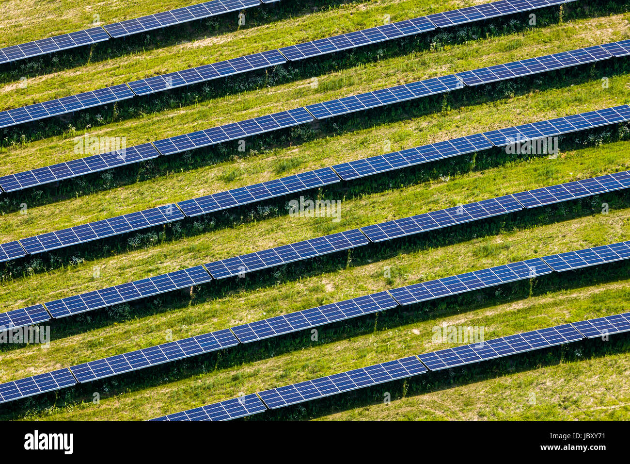 Vue aérienne d'une ferme solaire. Banque D'Images