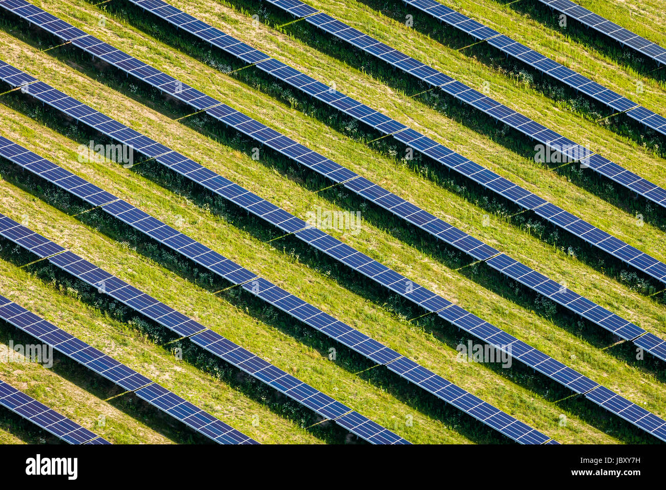 Vue aérienne d'une ferme solaire. Banque D'Images