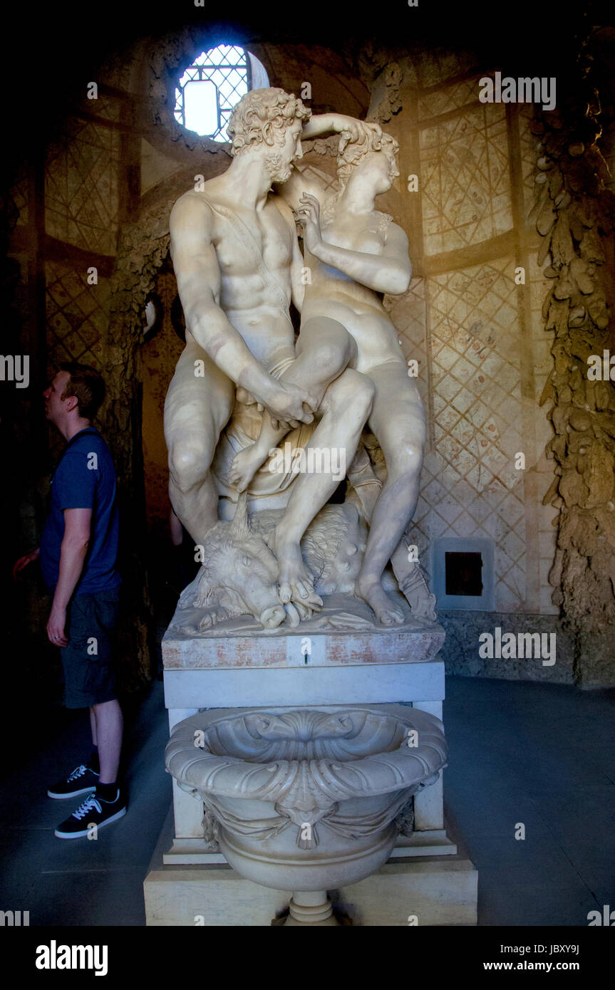 Florence, Italie. 11 Juin, 2017. Les statues de 'Paride et Elena' par 'Vincenzo de Rossi à l'intérieur de la grotte de Buontalenti dans le jardin de Boboli à Florence Crédit : Patrizia Cortellessa/Pacific Press/Alamy Live News Banque D'Images