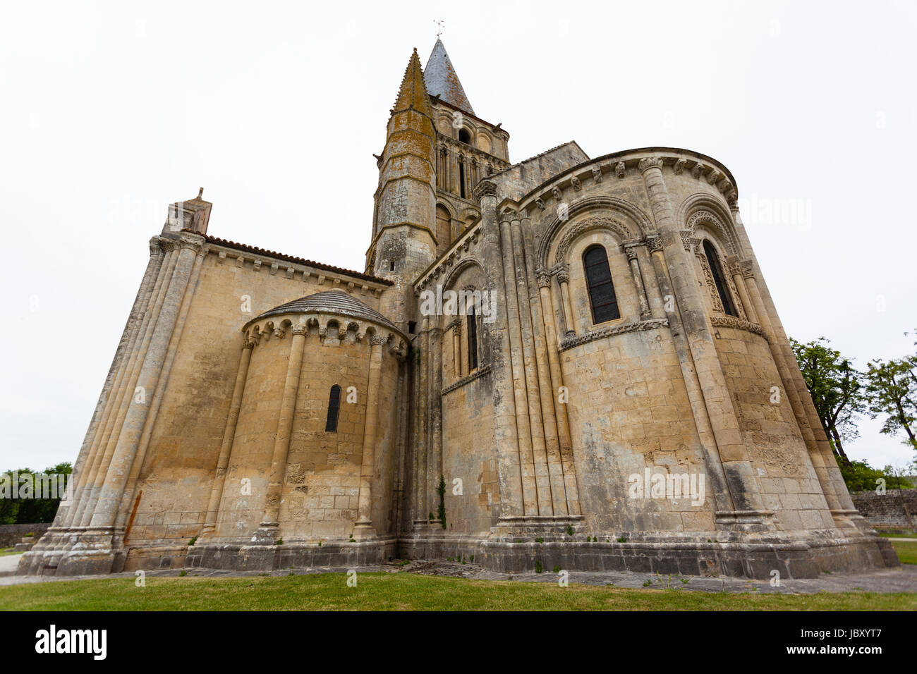 Chevet de l'église d'Aulnay de Saintonge en Charente Maritime région de France Banque D'Images