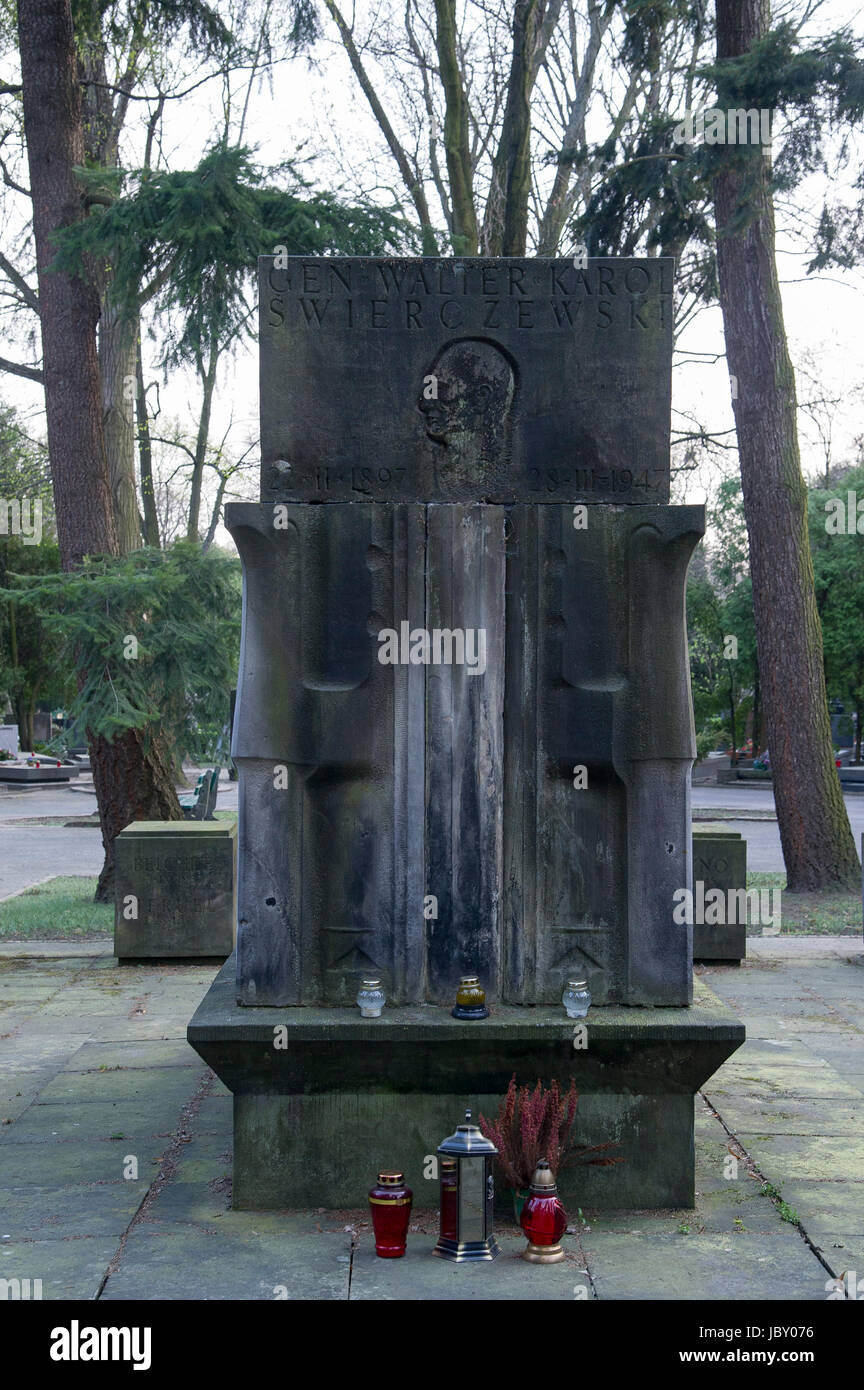 Tombe du général Karol Swierczewski Walter, Polonaise communiste. Cimetière militaire de Powazki (Cmentarz Wojskowy na Powazkach) à Varsovie, Pologne, du 5 avril 2017 Banque D'Images